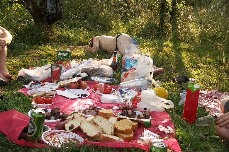 Мужики на природе бухают