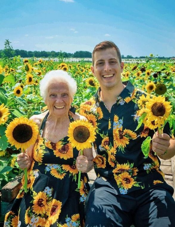 Фото:  95-річна бабуся та її онук доводять, що для веселощів вік не має значення